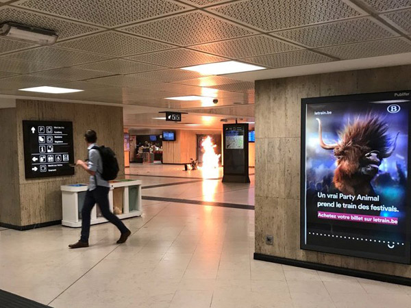  Kebakaran marak di tempat kejadian di atas pelantar stesen pusat di Brussels, kelmarin. — Gambar Reuters