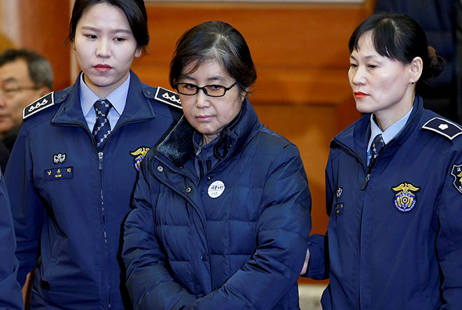  Gambar fail 16 Januari 2017 menunjukkan Choi ketika diiringi ke mahkamah di Seoul, Korea Selatan. — Gambar Reuters