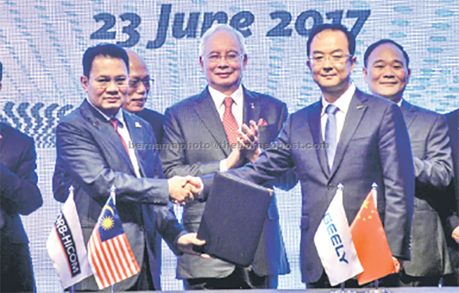  Najib (tengah) menyaksikan Majlis Pertukaran Dokumen Persefahaman (MoU) di antara DRB-HICOM Berhad diwakili Syed Faisal (kiri) dan Zheijiang Geely Holding Group diwakili Presidennya, Ah  Chonghuyi (kanan) pada majlis tersebut di sebuah hotel di Kuala Lumpur semalam.  — Gambar Bernama