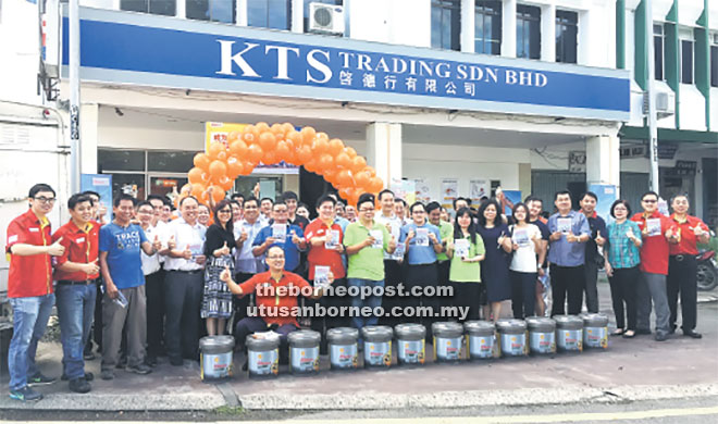  Yong (kanan) dan Kevin (dua kanan) serta yang lain merakam kenangan bersama sempena Promosi Global Shell Rimula yang berlangsung sehari di Sibu semalam.