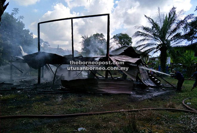  Keadaan rumah kayu separuh kekal dua tingkat yang musnah dalam kebakaran.  