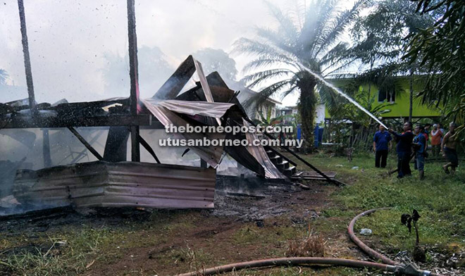  Ahli PBS berusaha memadamkan api yang meranapkan rumah berkenaan. 