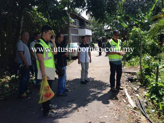  Anggota dari Ibu Pejabat Polis Daerah (IPD) Kuching melawat tempat kejadian untuk menjalankan siasatan lanjut.