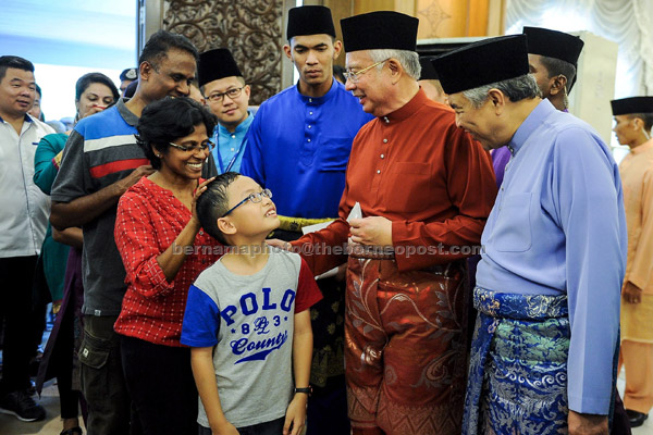  Najib (dua kanan) bersama Timbalannya Datuk Seri Dr Ahmad Zahid Hamidi (kanan) menyambut ketibaan para tetamu pada Majlis Rumah Terbuka Aidilfitri Perdana Menteri dan Jemaah Menteri 2017 di Seri Perdana di Putrajaya, kelmarin. — Gambar Bernama