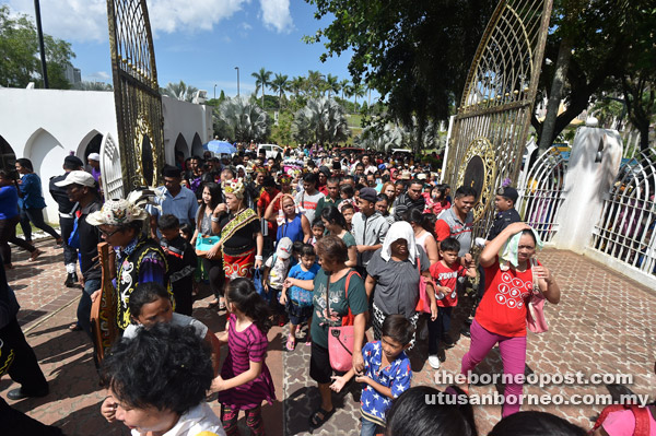 Ribuan rakyat kunjungi rumah terbuka TYT dan isteri 