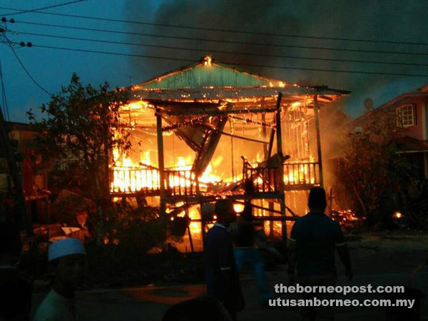  Penduduk kampung hanya mampu memerhati api meranapkan rumah Awang Seman.