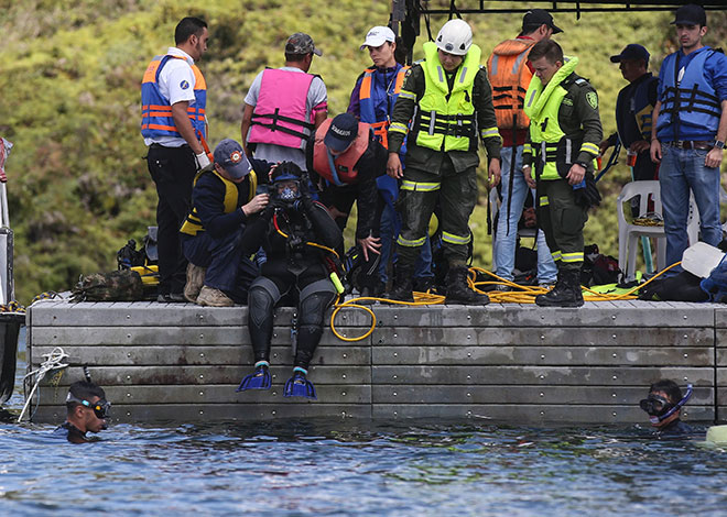  Penyelam menyertai operasi mencari mayat selepas sebuah bot persiaran karam di takungan air El Penol di barat laut Colombia kelmarin. — Gambar AFP 