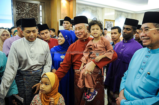  Najib mendukung adik Sofea Qaisara pada Majlis Rumah Terbuka Aidilfitri Perdana Menteri dan Jemaah Menteri sempena 1 Syawal di Seri Perdana di Putrajaya. — Gambar Bernama