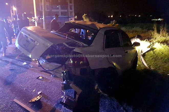 Keadaan kereta yang terbabit dalam kemalangan selepas dua kenderaan bertembung di Jalan Kamunting Lama berhadapan Kem Sangro, dekat Taiping semalam. Dua penumpang maut manakala dua lagi cedera dalam kejadian 5.36 pagi itu. — Gambar Bernama