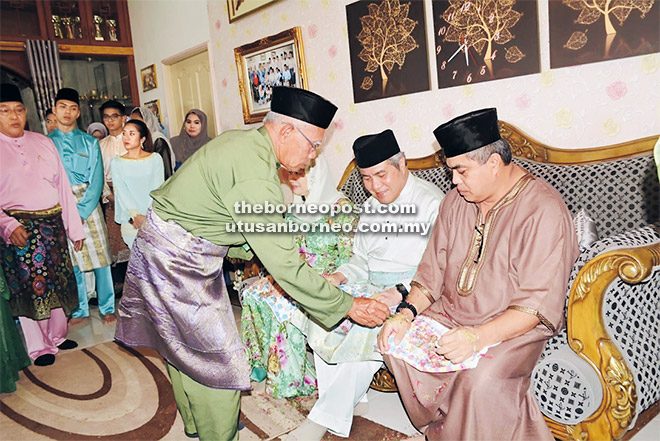  Morliah (duduk kiri), Awang Tengah dan adiknya Awang Damit Ali Hasan (kanan) melakukan  tepung tawar pada majlis rumah terbuka beliau di Kampung Dato Kuala Lawas semalam.