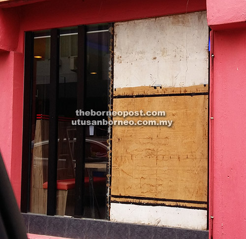  Cermin tingkap restoran yang pecah dibaling oleh suspek dengan batu bata.