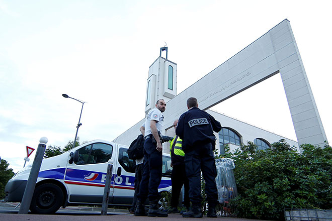 Anggota polis berkawal selepas cubaan serangan menggunakan kenderaan 4x4 di luar masjid Creteil dekat Paris, Perancis kelmarin. — Gambar Reuters