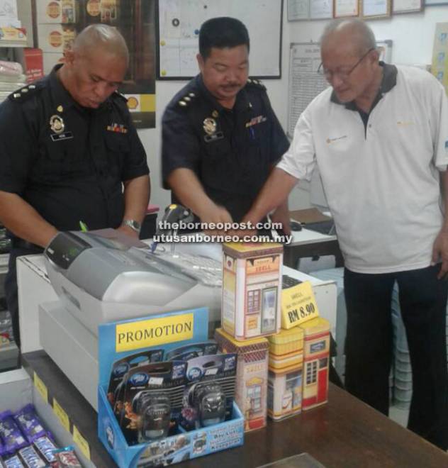  Anggota KPDNKK Labuan memeriksa salah satu stesen minyak di Labuan.