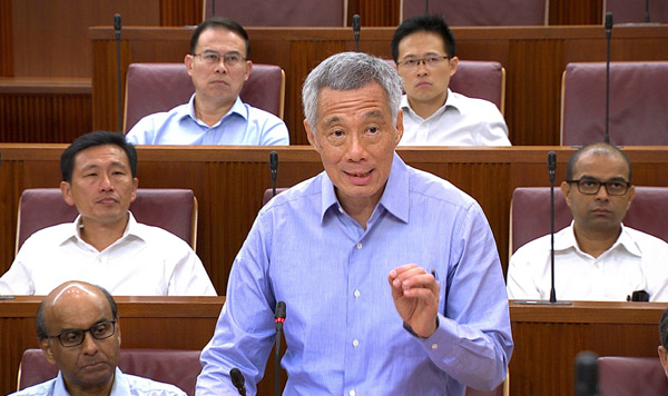  Lee menjelaskan tentang perbalahan keluarganya semasa sesi khas Parlimen di Singapura, semalam. — Gambar Reuters