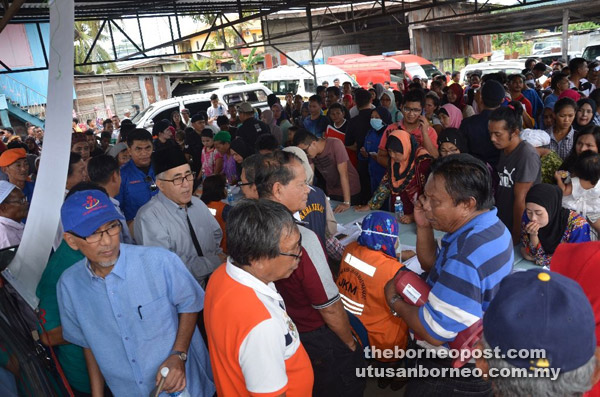  Tawfiq dan Syed Abas melawat Pusat Pendaftaran Mangsa-Mangsa Kebakaran Kampung Hidayat Laut di Tawau.