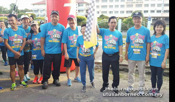  Joannes (tiga kanan) melepaskan para peserta Larian Amal anjuran LASS.