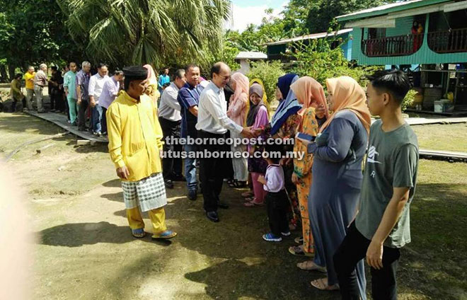  Ketibaan Gerawat dan rombongan disambut mesra oleh penduduk Kampung Melayu           Lubok Nibong.