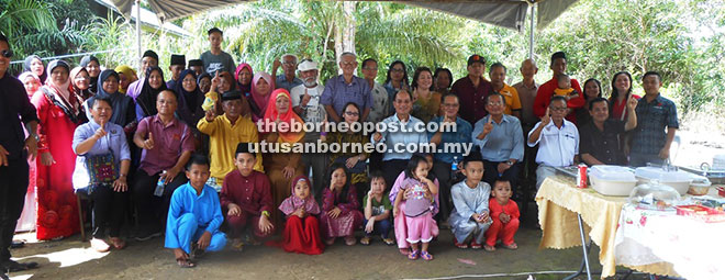  Gerawat (duduk, lima kanan) bergambar bersama penduduk dan tetamu di kediaman Medli (tiga kiri). Turut kelihatan ialah Nancy (enam kanan).