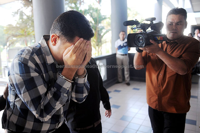  Mohammad Trevor (tengah) dihadapkan ke Mahkamah Sesyen Ayer Keroh, Melaka semalam atas tuduhan memperdaya Muzium Senibina Melaka menggunakan dokumen palsu berhubung invois berjumlah RM169,500, empat tahun lepas. — Gambar Bernama