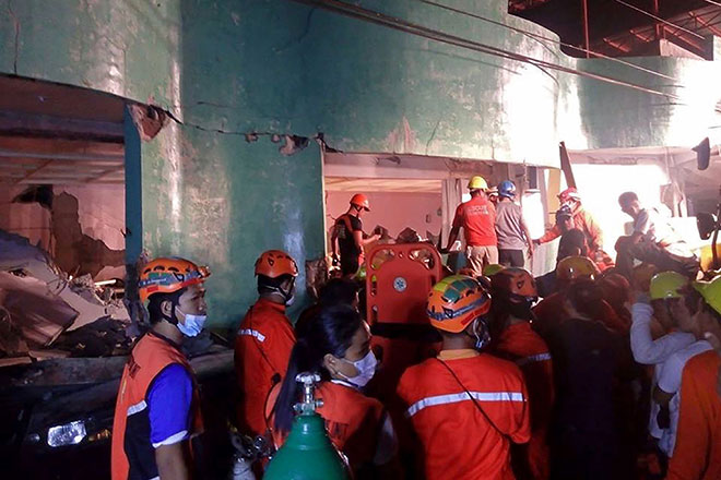  Anggota penyelamat mencari penduduk yang terperangkap dalam bangunan yang runtuh selepas gempa bumi sekuat 6.5 pada skala Richter menggoncang bandar Kananga, wilayah Leyte di tengah Filipina kelmarin. — Gambar AFP