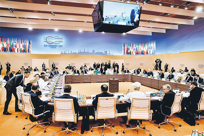  Para pemimpin negara-negara anggota G20 menghadiri sesi kerja pada persidangan di Hamburg, utara Jerman kelmarin. — Gambar Reuters