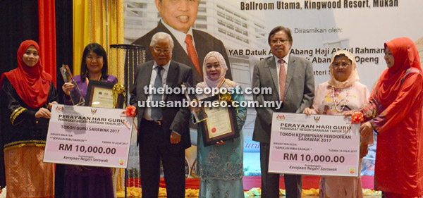  Abang Johari (tiga kanan) bersama Serina (empat kanan), Ng (dua kiri), Manyin (tiga, kiri) dan yang lain.