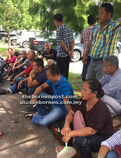  Kelihatan penduduk kampung berkumpul di luar Kompleks Mahkamah Negeri menunggu keputusan Mahkamah Tinggi Kuching berhubung tuntutan ke atas NCR mereka.