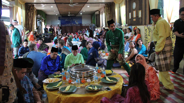  Tetamu duduk bersila menjamu selera mengikut budaya masyarakat Melayu. 