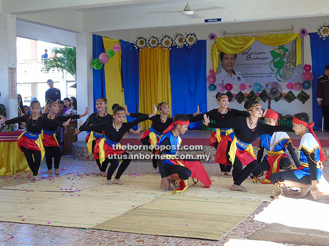  Kumpulan tarian SMK Pujut menunjukkan gerak tari tradisional kontemporari. 