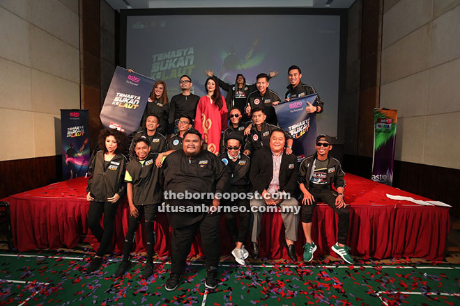  Raqim Ahmad dan Pengurus Saluran Astro Warna Norzeha Salleh bersama barisan atlet dan pelawak.