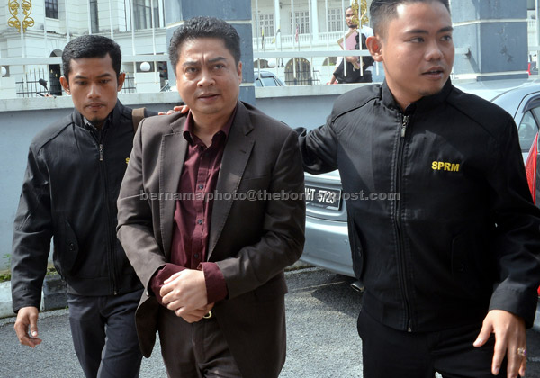  Sabri dihadapkan ke Mahkamah Sesyen Ipoh semalam atas pertuduhan menipu seorang ahli perniagaan bergelar Datuk sebanyak RM150,000 melibatkan projek tanah dan pasir di Perak, tiga tahun lalu. — Gambar Bernama