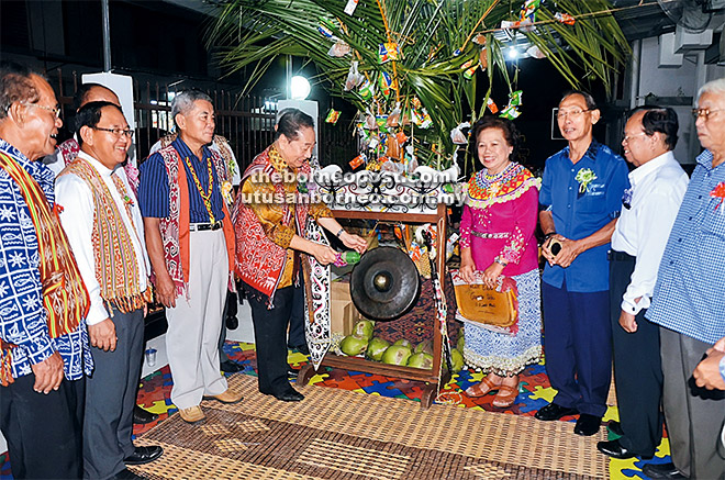  Wong memukul gong sebagai tanda perasmian majlis sambil diperhatikan tetamu lain.