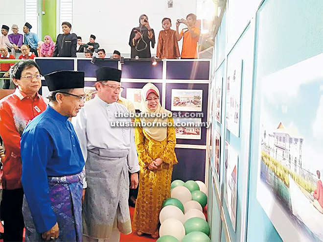  Abang Johari (tiga kiri) ditemani Fatimah (kanan) meninjau pelan dan pameran pada Majlis Pecah Tanah Galeri Warisan Melanau semalam.