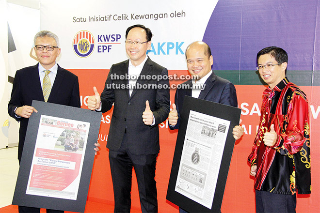 TEO (dua kiri), Azzaddin (kiri), Shahril (dua kanan) dan Wong (kanan) menunjukkan tanda bagus untuk iklan KWSP yang disiarkan di Utusan Borneo dan The Borneo Post.