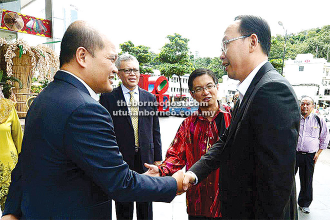 TEO (kanan) bersalaman dengan Sharil sambil diperhatikan oleh Azzaddin (dua kiri) dan Wong (tengah).