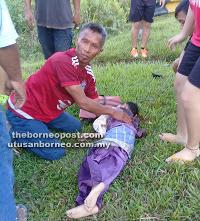  Mayat Abdul Malik di sisi ayahnya (kiri) dalam kemalangan di Limbang kelmarin.