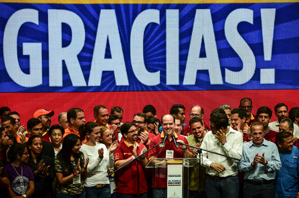  Borges (tengah) bercakap susulan pungutan suara anjuran pembangkang bagi mengukur sokongan awam terhadap pelan rombakan perlembagaan Maduro di Caracas, semalam. — Gambar AFP