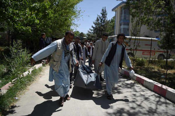  Gambar fail 31 Mei lalu menunjukkan sukarelawan Afghan mengusung mayat seorang penduduk yang maut dalam serangan bom kereta ke hospital Wazir Akbar Khan di Kabul. — Gambar AFP