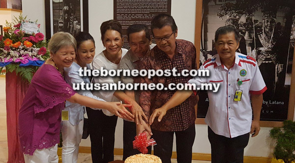  Kamarlin (dua kanan), Sintiong (kanan), Latana (tiga kiri) dan tetamu kehormat yang lain memotong kek sebagai gimik sambutan ulang tahun ke-52 Muzium Sabah.