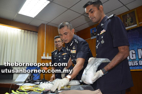  Fadil menunjukkan hasil rampasan dalam Ops Bayu di sebuah hotel terkenal di Tawau.