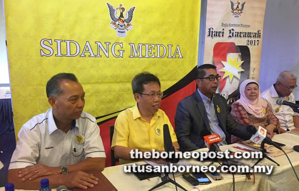  Dr Sim (dua kiri) mengadakan sidang media mengenai persiapan Sambutan Hari Sarawak pada 22 Julai ini. Turut kelihatan Penguang (kiri) dan Khir (tiga kiri).
