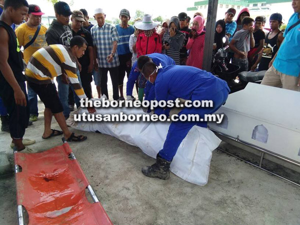  Anggota penyelamat membalut mayat mangsa untuk dihantar ke Hospital Betong.