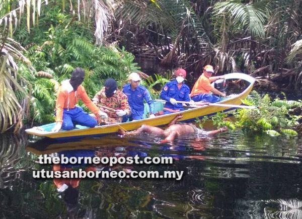  Anggota penyelamat mengangkat mayat mangsa dari tempat dia ditemui.