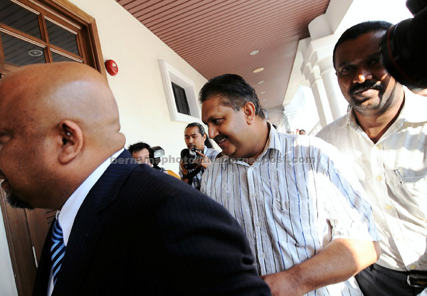  L Prem Anand (tengah) bersama peguamnya E.Gnasegaran hadir di Mahkamah Majistret dekat George Town semalam atas tuduhan mencabul seorang wanita pada 6 Julai lalu. — Gambar Bernama