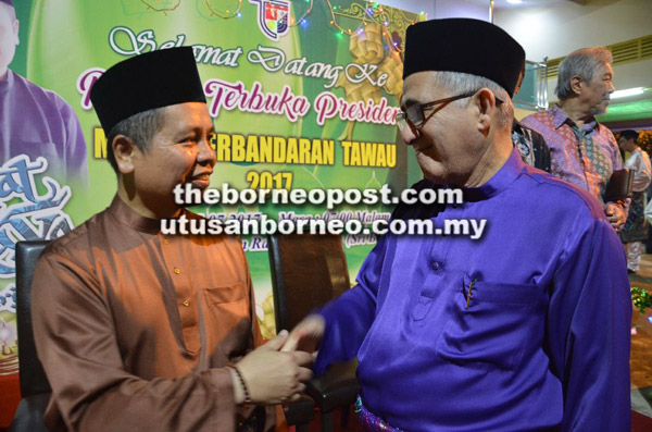  Alijus beramah mesra dengan Speaker Dewan Undangan Negeri Sabah merangkap Ahli Dewan Undangan Negeri Balung Datuk Syed Abbas Syed Ali yang turut hadir pada majlis rumah terbukanya.
