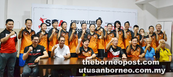  Marina (duduk, tiga kiri) bersama yang lain selepas mengadakan pertemuan dengan pasukan bola tampar wanita negara di Sibu, semalam.