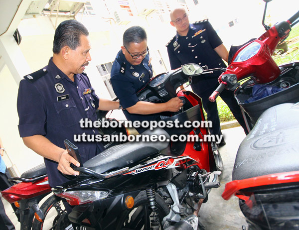  Sabri bersama pegawainya memeriksa sebuah motosikal yang dirampas.