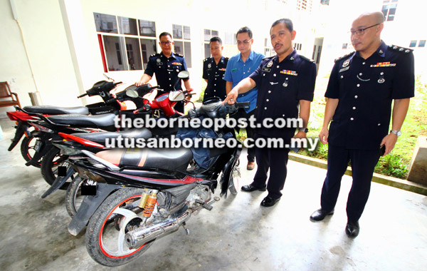  Sabri (dua kanan) menunjukkan motosikal yang berjaya dirampas daripada suspek yang ditahan di Kampung Musi. Turut kelihatan (dari kanan) Benedict, Damataries, Mahadir dan Ali.