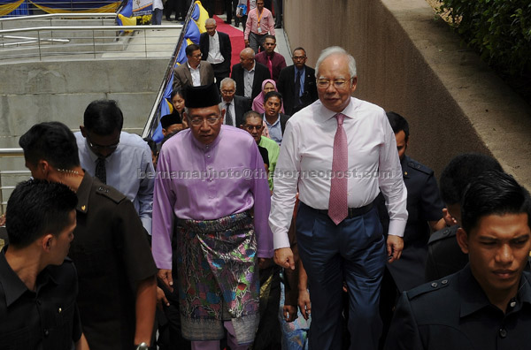  Najib diiringi Mahdzir ketika hadir pada Majlis Ramah Mesra Aidilfitri Kemen-terian Pendidikan di Putrajaya, semalam. — Gambar Bernama