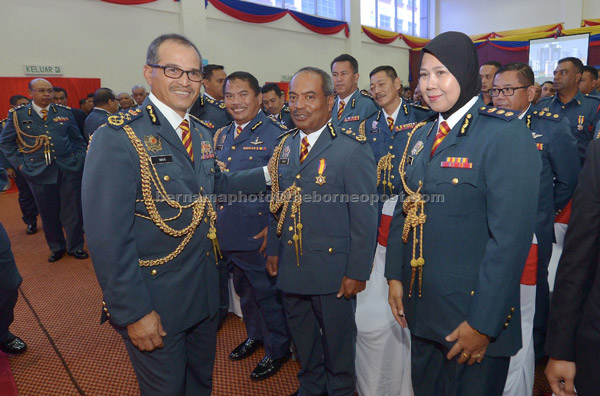  Wan Mohd Nor bersama penerima Pingat Ketua Pengarah Bomba, Ahmad Izram Osman (dua kanan) yang merupakan Penolong Kanan Pesuruhjaya Bomba dari Bahagian Perancangan dan Penyelidikan JBPM pada majlis Istiadat Pengurniaan Pingat Kebesaran JBPM 2016 di Ibu Pejabat JBPM di Putrajaya, semalam. — Gambar Bernama